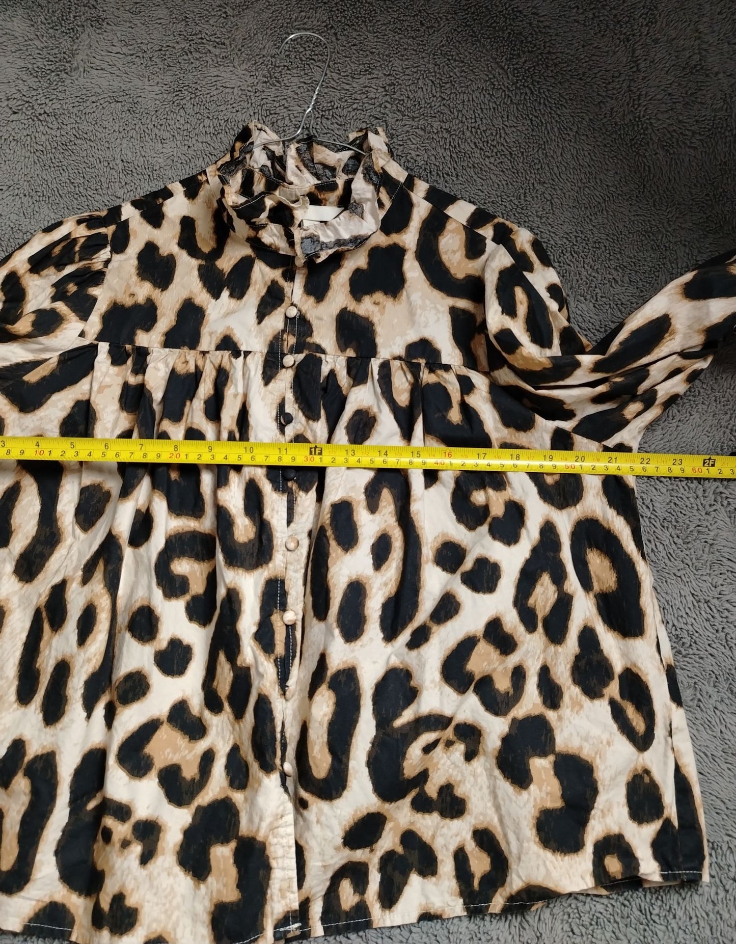 Pre-Loved H&M Blouse Womens M Leopard Print Ruffle Collar Long Sleeve Button Up Beige