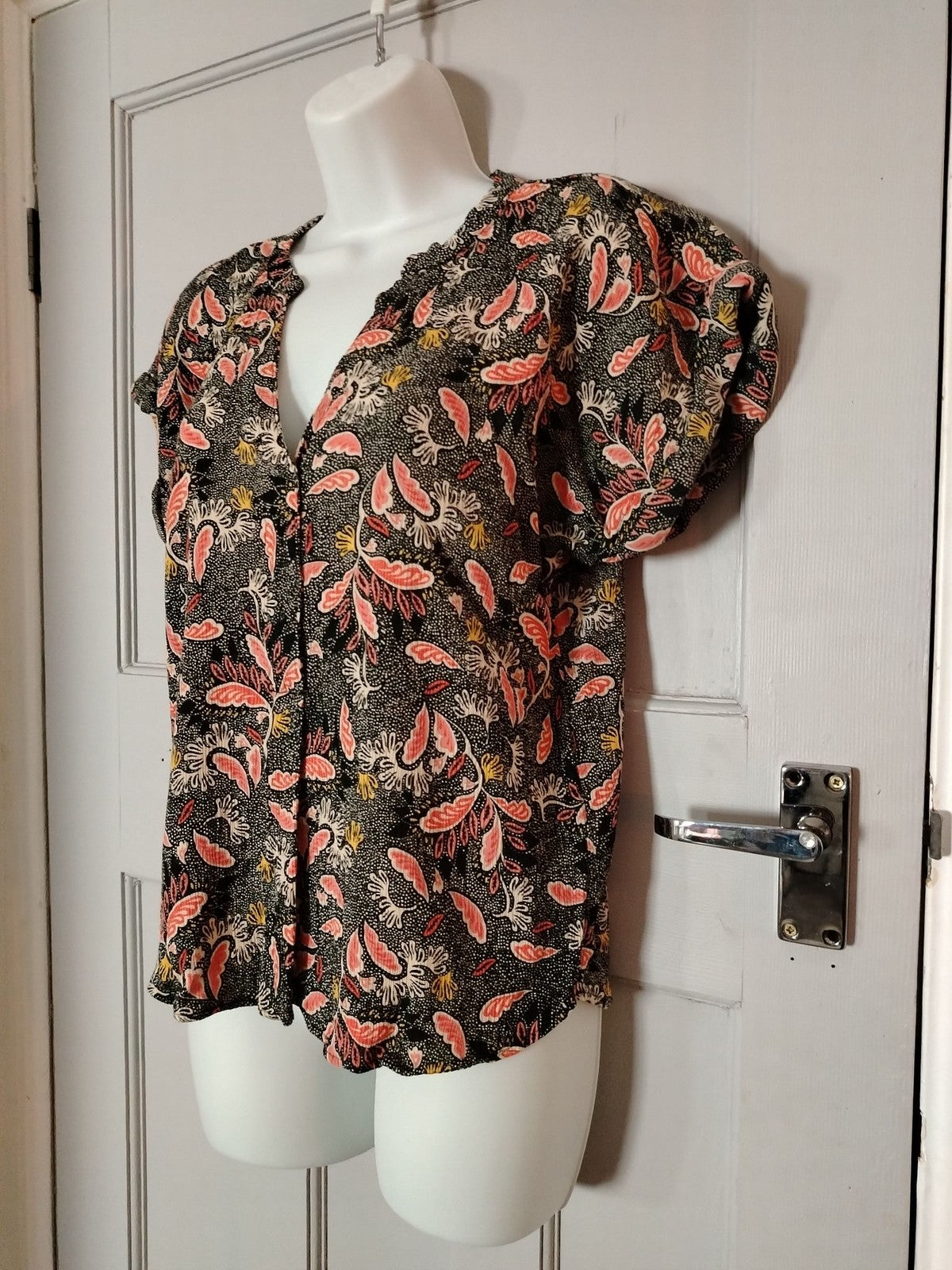 H&M Blouse Womens M Black Pink Floral Short Sleeve V-Neck Button Front Top